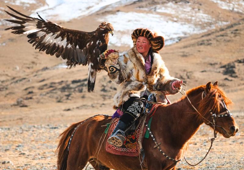 Muž s orlom na koni v Mongolsku.