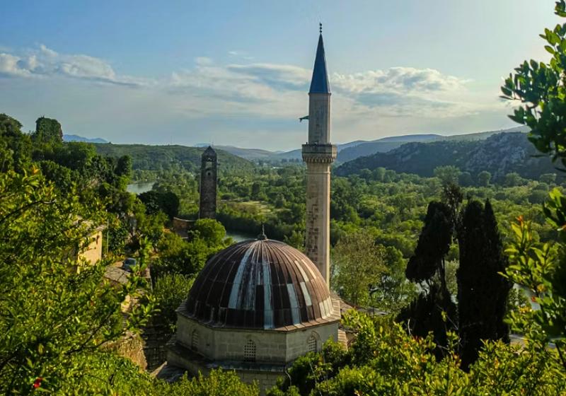 Kupola mešity a minaret v Počitelj, Bosna a Hercegovina