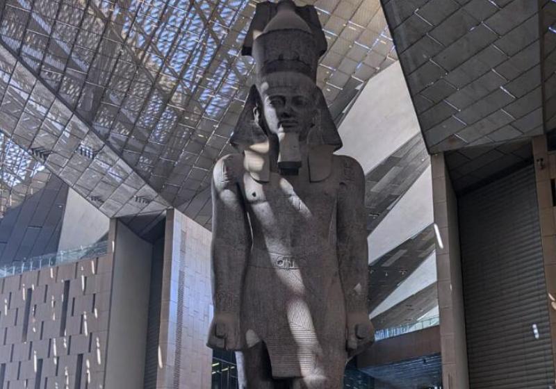 Granitová socha faraóna Ramesseho II. vo Veľkom egyptskom múzeu v Káhire.