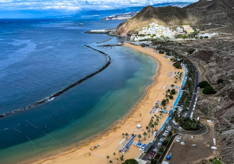 Svetlá pláž Teresitas na ostrove Tenerife