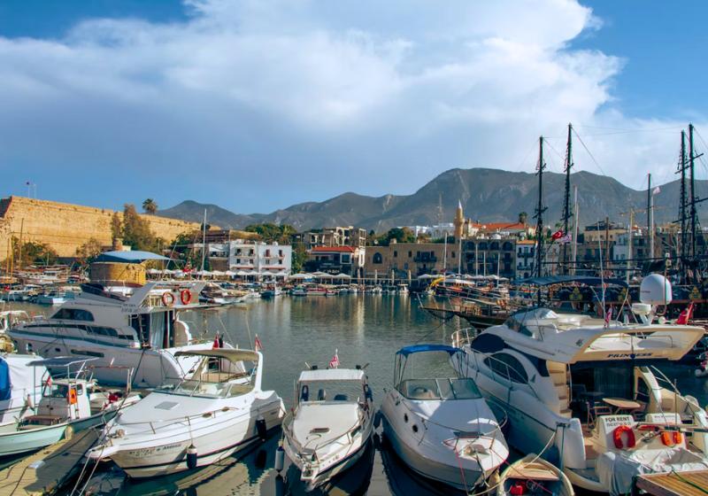 Prístav a lode mesta Kyrenia na ostrove Cyprus.