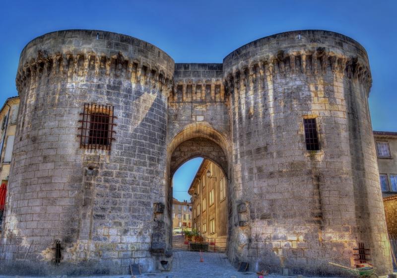 Historická brána v do hradu v meste Cognac vo Francúzsku.