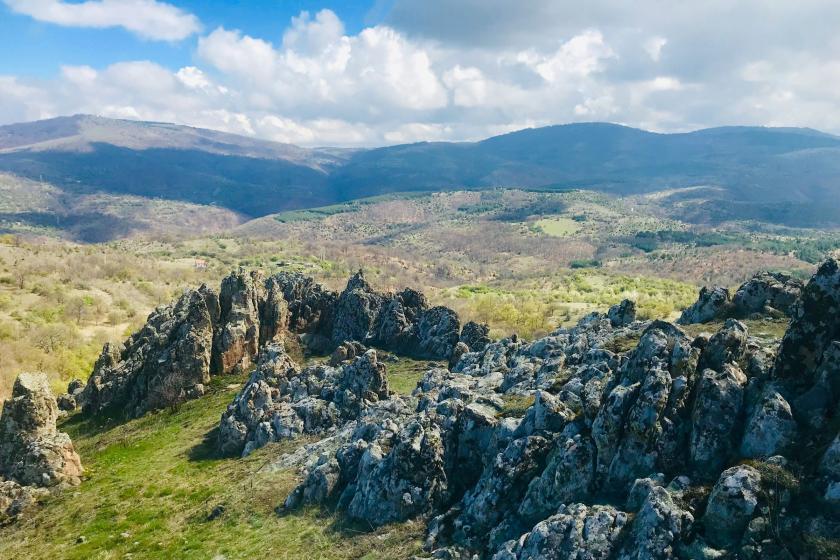 Pohorie počas leta a oblaky v Severnom Macedónsku.