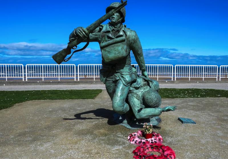 Pamätník so sochou v Colleville-sur-Mer. Francúzsko.