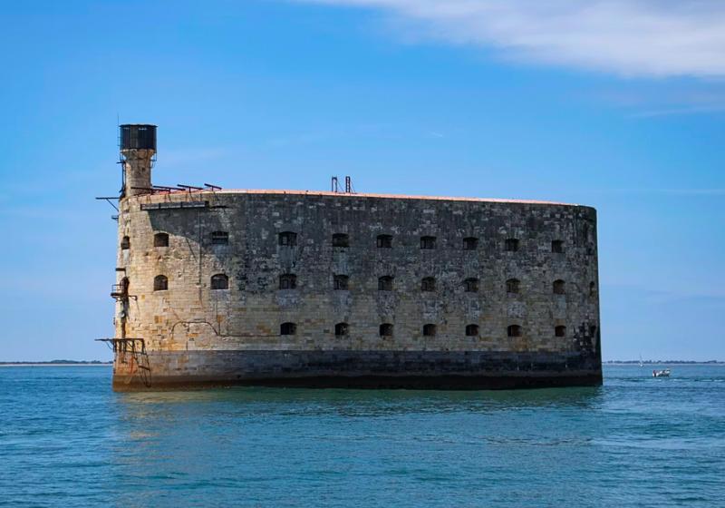 Pevnosť Boyard postavené na vode vo Francúzsku.