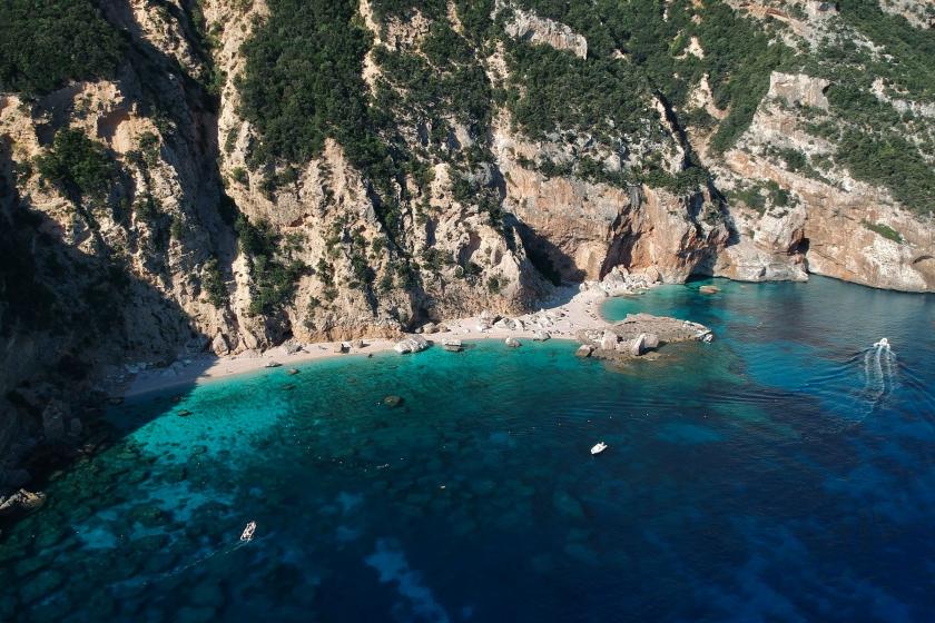 Tyrkysové more na Sardínii a pláž Cala Mariolu.