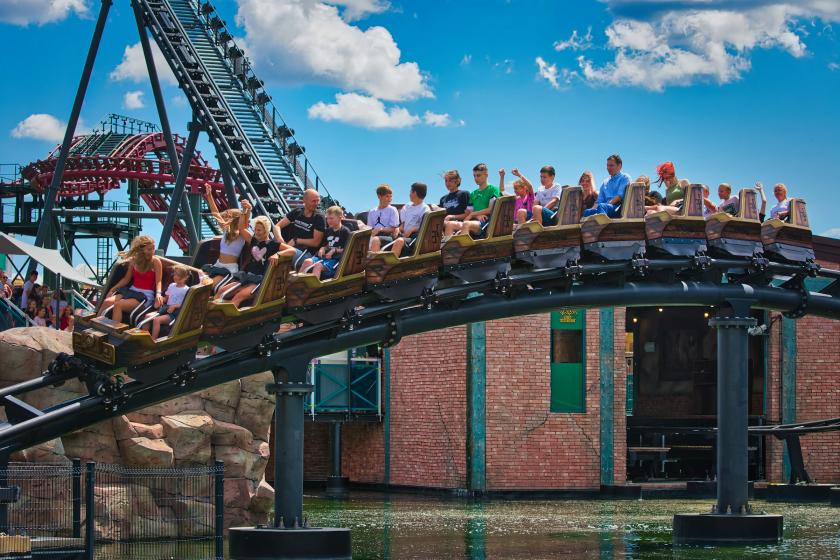 Ľudia na horskej dráhe v Energylandii v Poľsku.