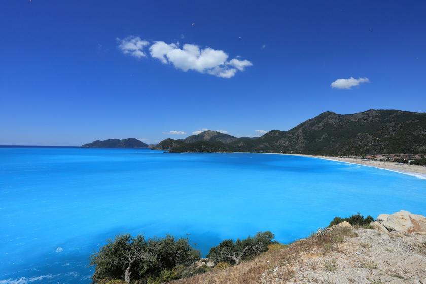 Pláž Blue Lagoon s bielym pieskom v Turecku.