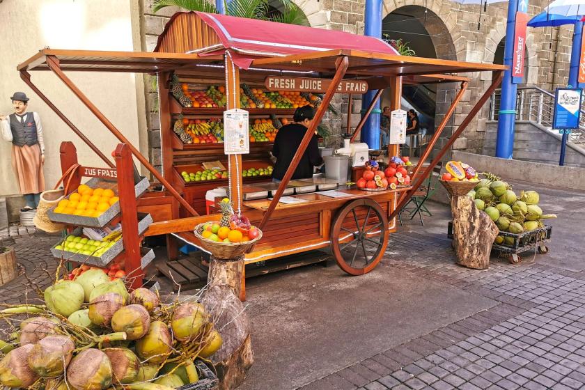 Stánok s ovocím v historickej časti Port Louis, Maurícius