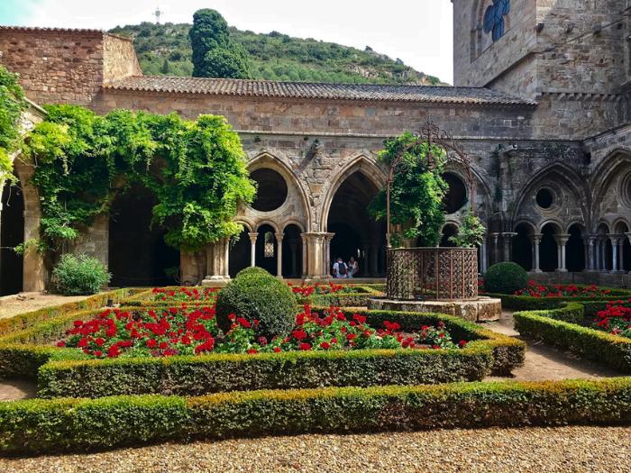 Cisteriánske opátstvo Fontfroide so záhradou vo Francúzsku.