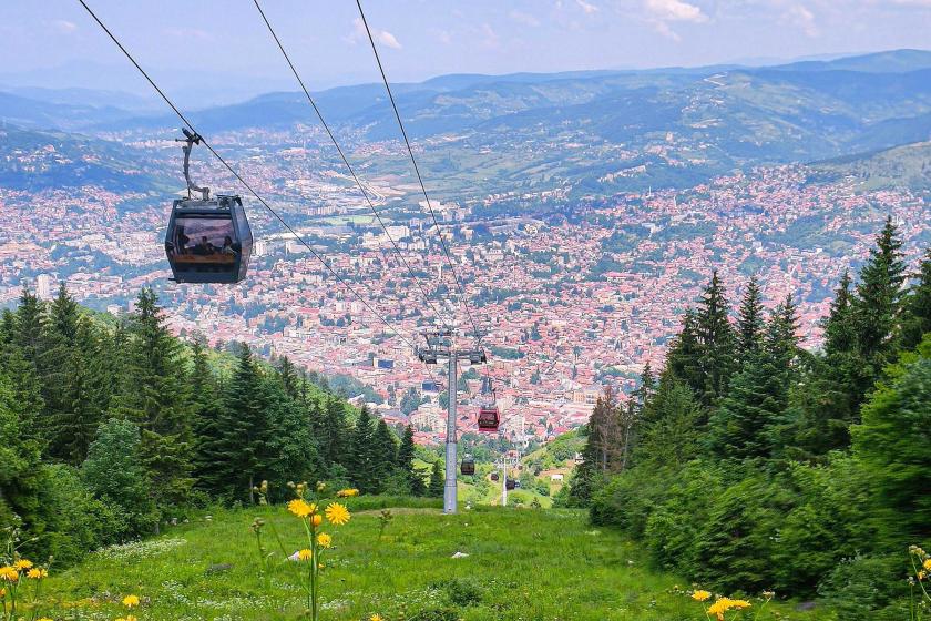 Mesto Sarajevo a lanová dráha.