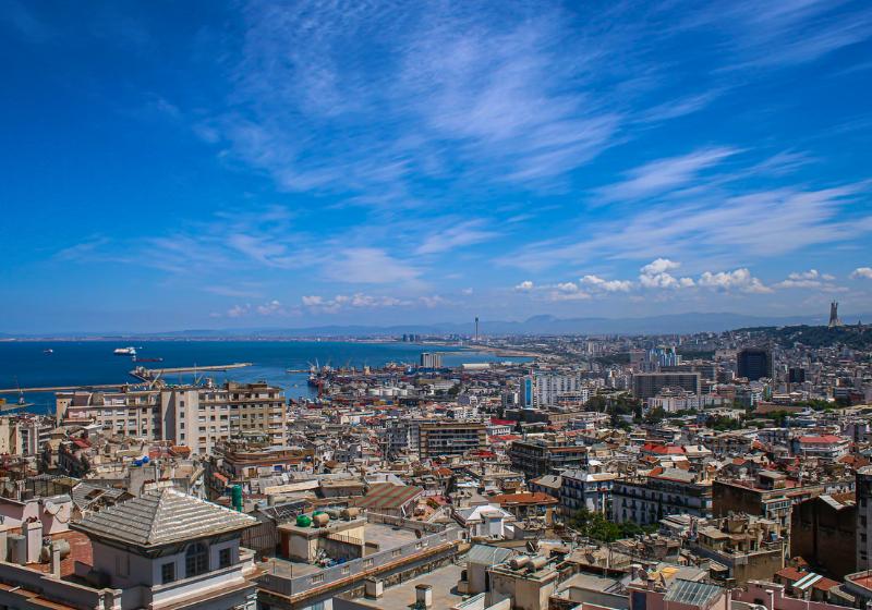 Panoráma s domami a prístav mesta Alžír. Alžírsko. Foto: unsplash.com
