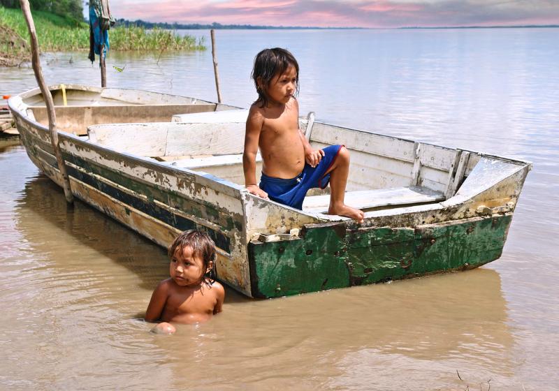 Miestne deti na lodi a v Amazonke, Brazília. Foto: unsplash.com
