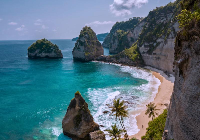 Kriedové útesy, tyrkysový oceán a pláž s palmami. Bali. Foto: unsplash.com