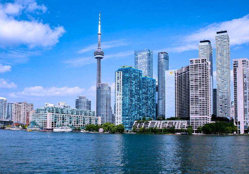 CN Tower a panoráma mrakodrapov, jazero Onatrio. Kanada. Foto: unsplash.com