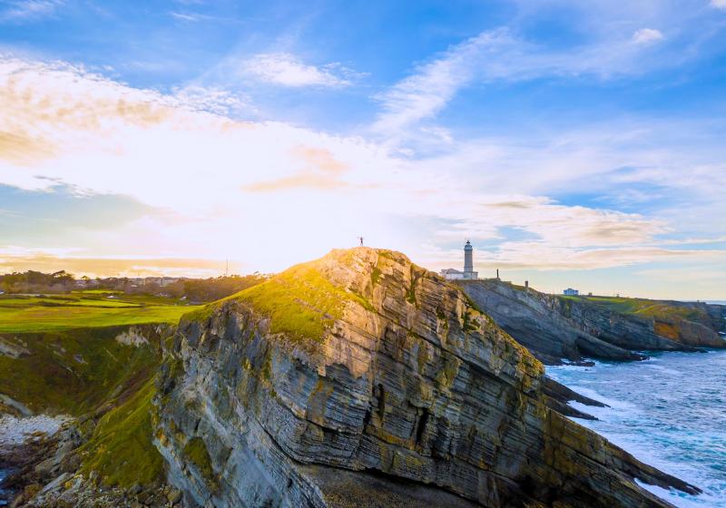 Región Cantabria - zelené pobrežie, oceán a maják. Španielsko. Foto: unsplash.com