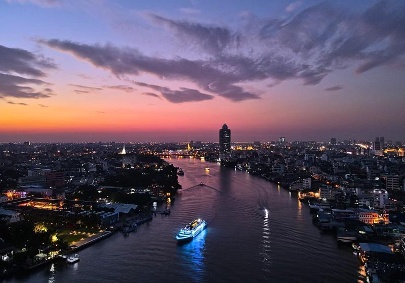 Plavba riekou Chao Phraya a vysvietený Bangkok. Thajsko. Foto: unsplash.com