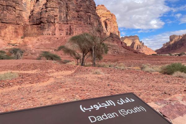 Skalný masív s hrobkami v starovekom meste Dadan. KSA. Foto: Lucia Kulfasová - sprievodkyňa CK SATUR