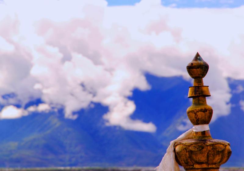 Budhistický kláštor a pohľad na hory a oblaky. Tibet. Foto: unsplash.com