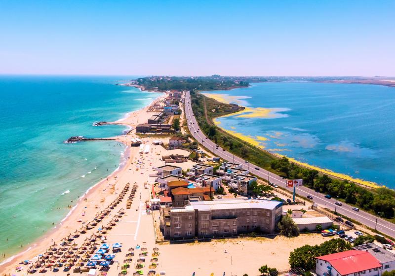 Piesková pláž, hotely a Čierne more v Eforie Nord. Rumunsko.