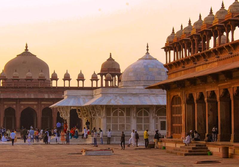 Exteriér s historickými stavbami vo Fatehpur Síkrí, India