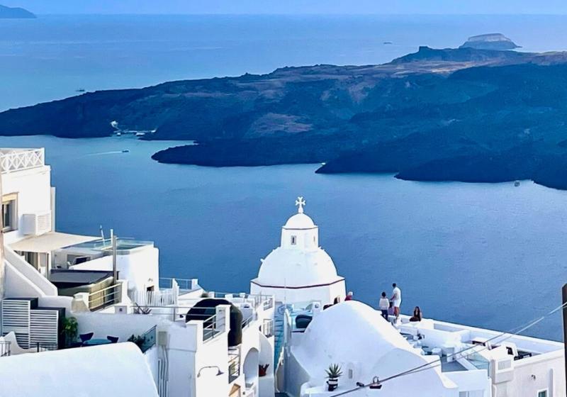 Hlavné mesto Fira na Santorini s bielymi domčekmi a výhľadom na more