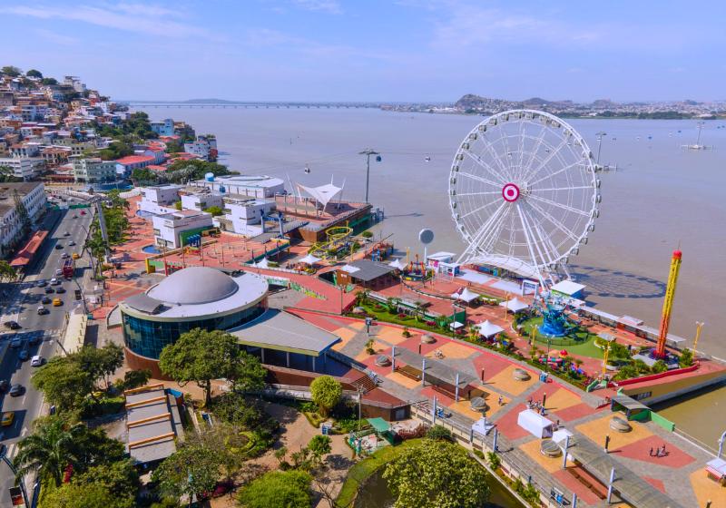 Prístav, ruské koleso a domy v Guayaquil. Ekvádor. Foto: unsplash.com