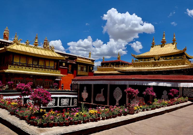 Chrám Jokhang so zlatými strechami, kvetmi. Lhasa. Tibet. Foto: unsplash.com