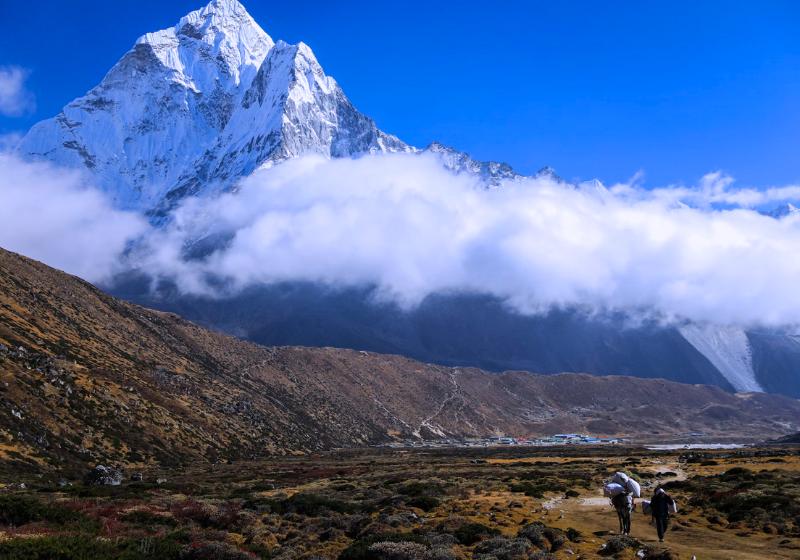 Pozadie Himalájí a dedina Khumjung. Nepál. Foto: unsplash.com