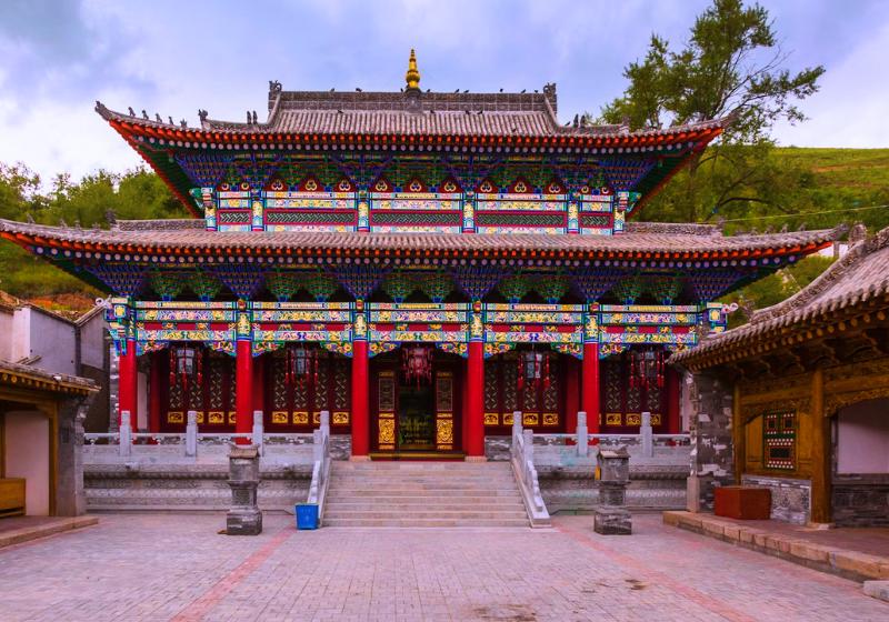 Kláštor Kumbum s farebnou dekoráciou a nádovrím. Tibet. Foto: unsplash.com