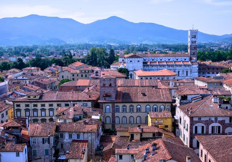 Červené strechy mesta Lucca a veža Torre Guingi. Taliansko. Foto: unsplash.com