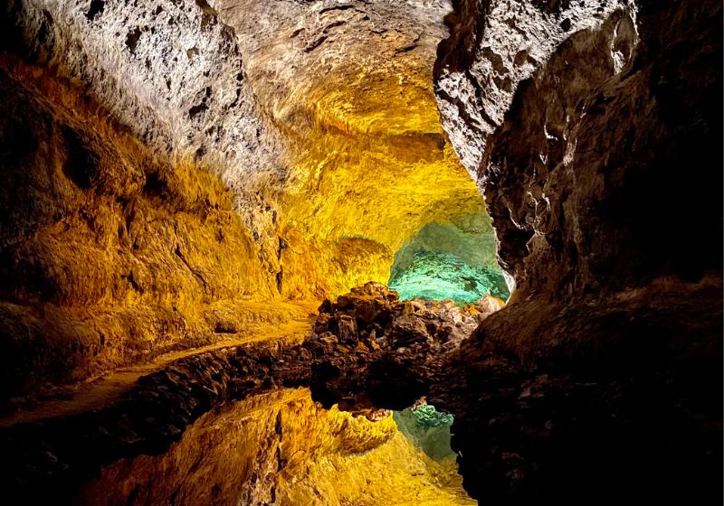 Jaskyňa Cueva de los Verdes s rôznymi útvarmi a farbami. Lanzarote. Foto: unsplash.com