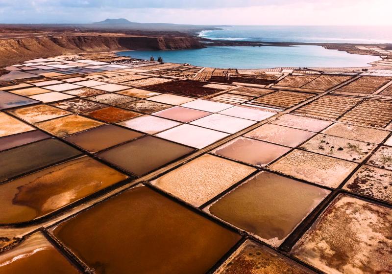 Soľné pláne a oceán, Lanzarote. Foto: unsplash.com