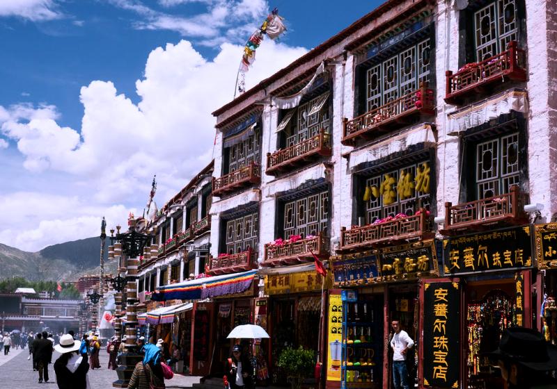 Rušná ulica Barkhor s obchodmi a ľudmi. Lhasa. Tibet. Foto: unsplash.com