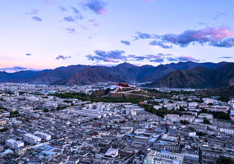 Mesto Lhasa s budovami, chrámom a horami. Tibet. Foto: unsplash.com