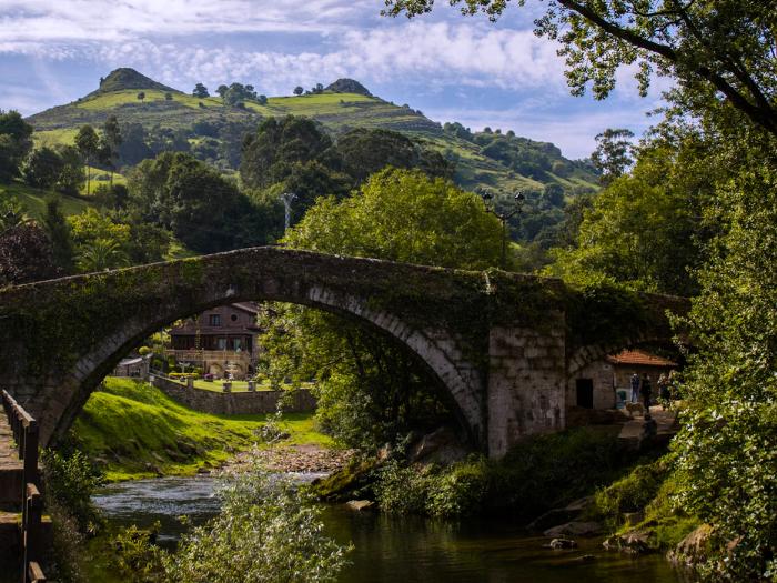 Rieka a kamenný most v Liérganes. Španielsko. Foto: unsplash.com