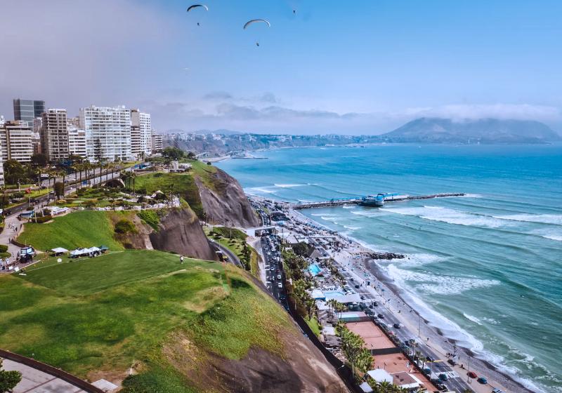 Lima - pobrežie Pacifiku a mesto, Peru. Foto: unsplash.com
