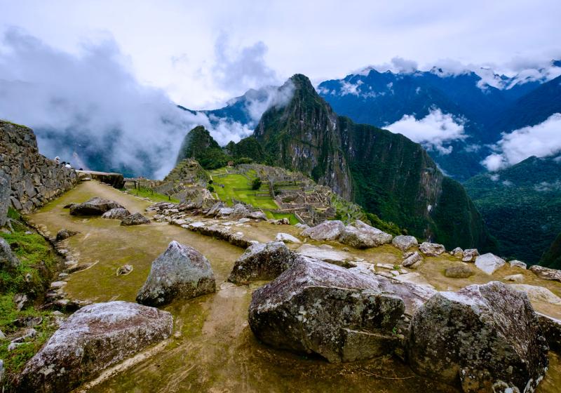 Machu Picchu v Peru. Hory a oblaky v historickom meste Inkov. Foto: unsplash.com