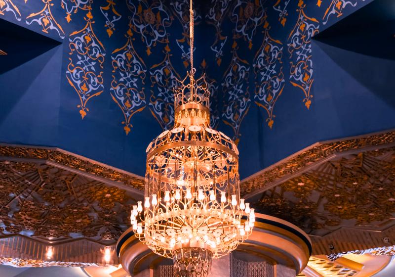 Interiér mešity - luster a islamská výzdoba. Kuvajt. Foto: unsplash.com