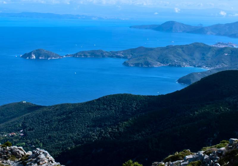 Pohľad z hory Monte Capanne na toskánske súostrovie a more. Elba. Taliansko. Foto: unsplash.com