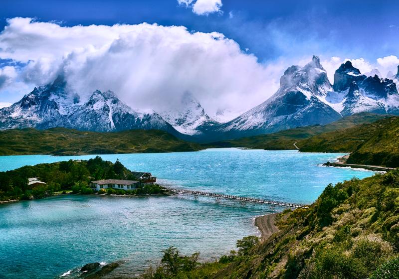 Torres del Paine - NP - jazero, zelené kopce a majestátne hory so snehom. Čile. Foto: unsplash.com