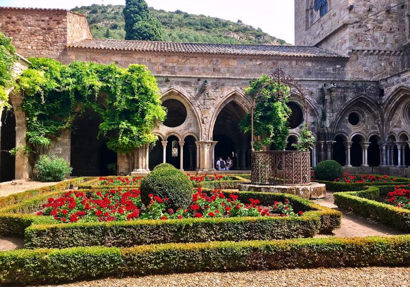 Kláštor a záhrada v Narbonne, Francúzsko. Foto: unsplash.com
