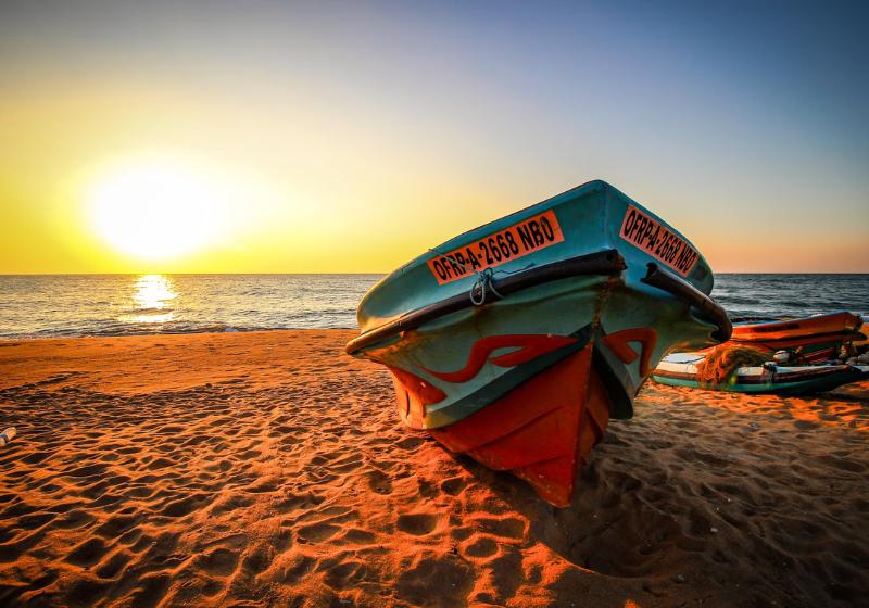Farebná loď na pláži Negombo. Srí Lanka. Foto: unsplash.com