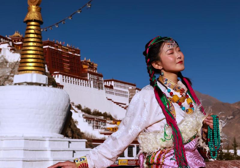 Palác Potala a mladá žena. Lhasa. Tibet. Foto: unsplash.com