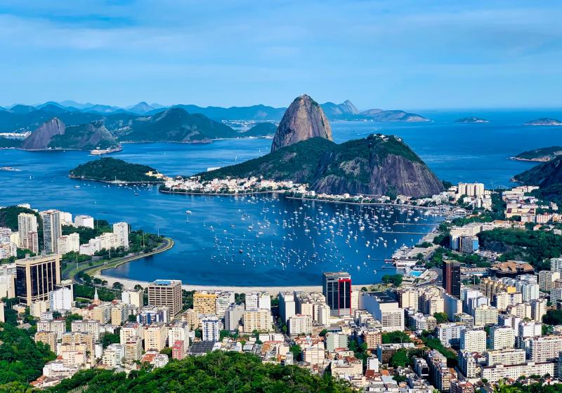 Rio de Janeiro s plážou, domami a ostrovami v oceáne. Brazília. Foto: unsplash.com