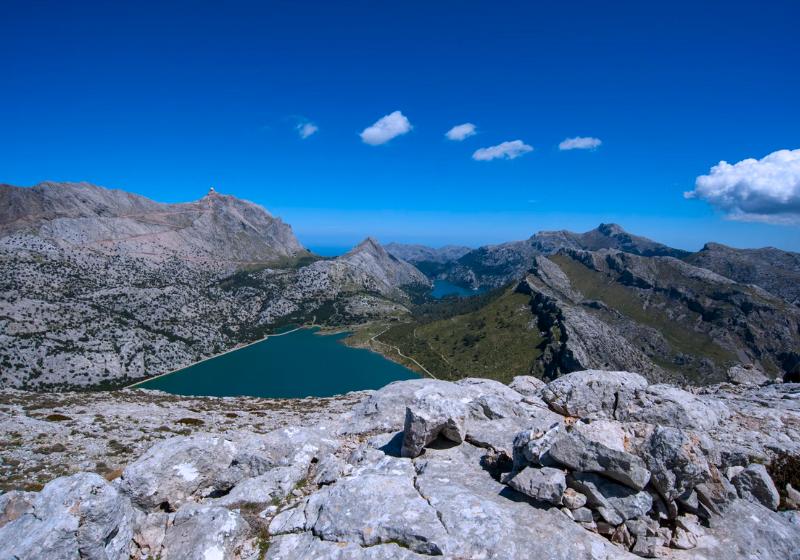 Pohorie Tramuntana so skalnými masívmi, zelenými kopcami a jazerom. Malorka. Foto: unsplash.com