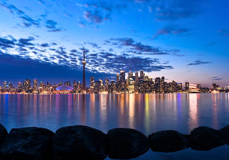 Panoráma s jazerom na Toronto s mrakodrapmi a vežou. Kanada. Foto: unsplash.com