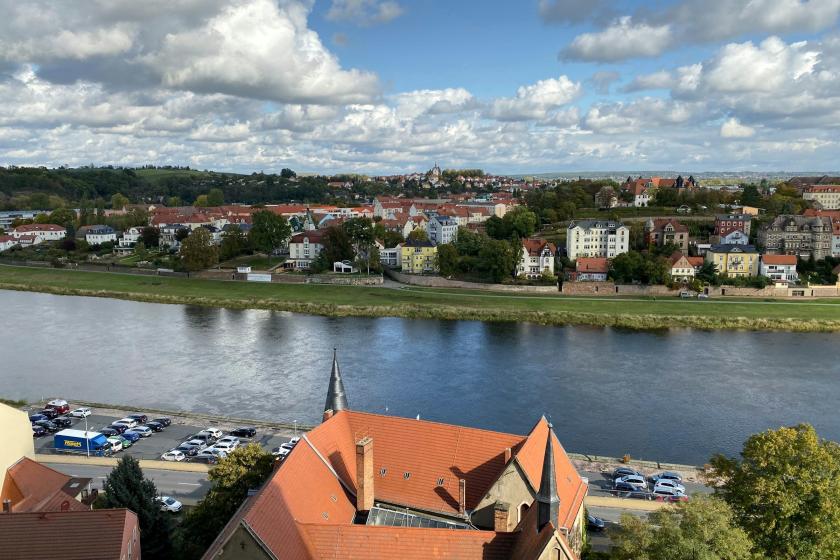 Mesto Meissen na brehu rieky.
