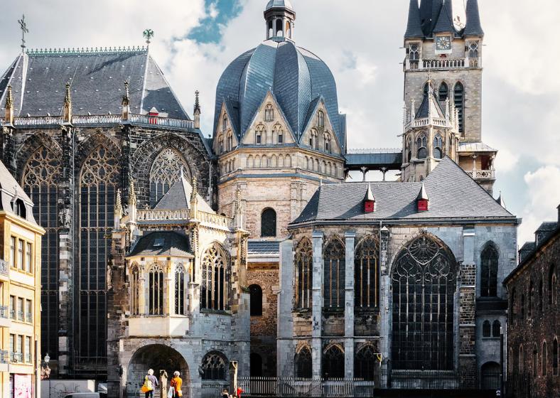 Historické mesto Aachen s katedrálou. Nemecko