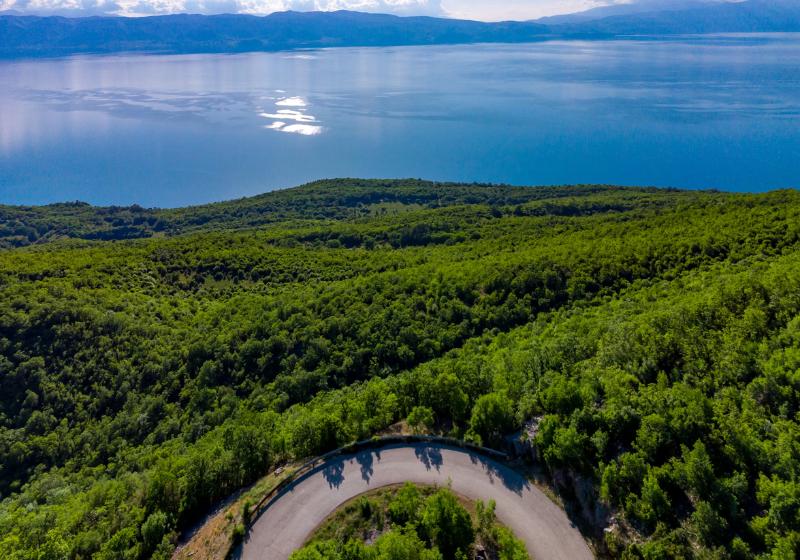 Jazero Ohrid na hraniciach Macedónska a Albánska